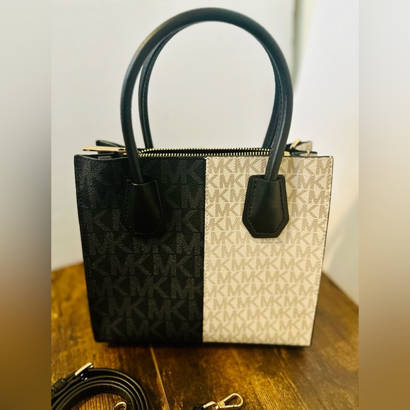 Michael Kors Mercer Medium Messenger Signature Logo Crossbody Bag Vanilla Black - Picture 2 of 6